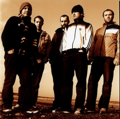 mogwai Barry Burns har som den eneste ikke forstået, at man står hænderne i lommen, hvis man er med i Mogwai.