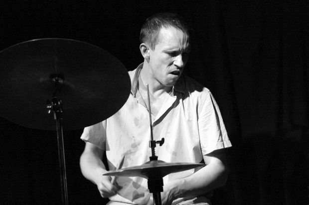 Den orske trommeslager Paal Nilssen-Love giver den som gæstebooker på Jazzhouse i efteråret.