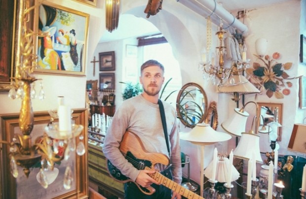 Chorus Grant køber alle sine guitarer i velassorterede antikvariater. Foto: Esben Bøg-Jensen