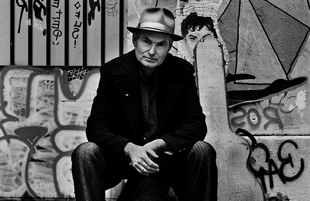Engelske John Parish er blandt de offentliggjorte navne til den aalborgensiske festival. Foto: Matias Corral.