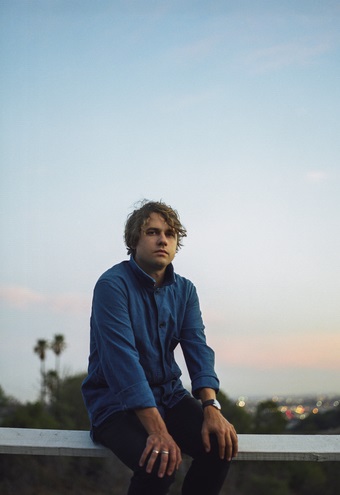 Kevin Morby sidder lige og nyder udsigten over Aarhus by en forårsaften. Foto: Dusdin Condren